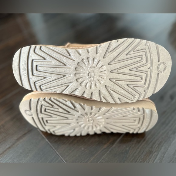 UGG classic mini logo boots! - Picture 3 of 4